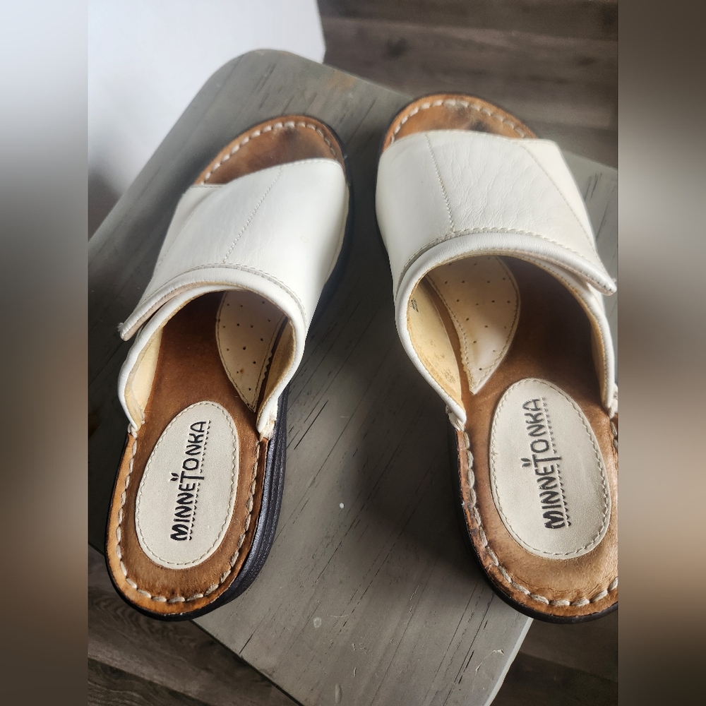 Minnetonka Women's Leather White Slide Sandals